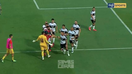 Jorge Recalde y un ¿gesto de macaco a Jean Paulo Fernandes?