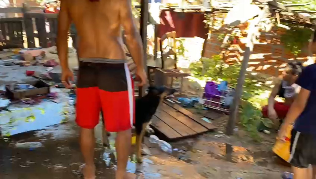 Incendio en Bañado Sur: vecinos ayudan con baldes cargados de agua a Bomberos Voluntarios