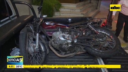 Motociclista impactó contra camioneta en pleno centro de Asunción