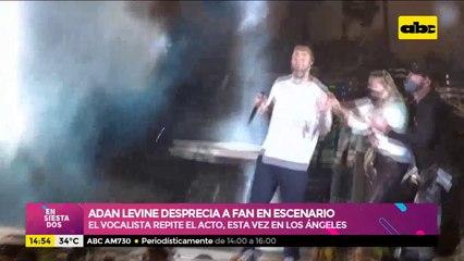 Adan Levine vuelve a despreciar a fan en escenario, esta vez en un show en Los Ángeles