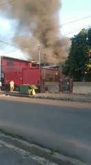 Bomberos lograron controlar en la mañana de este viernes un principio de incendio en un depósito de materiales de productos de limpieza ubicado en Loma Pytã. Solo hubo algunos daños materiales.