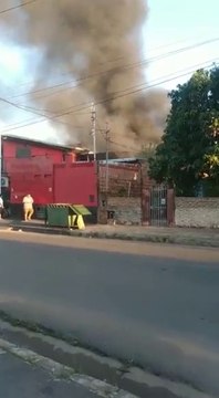 Bomberos lograron controlar en la mañana de este viernes un principio de incendio en un depósito de materiales de productos de limpieza ubicado en Loma Pytã. Solo hubo algunos daños materiales.