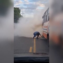Pasajeros huyen de un bus chatarra que empieza a arder en San Lorenzo