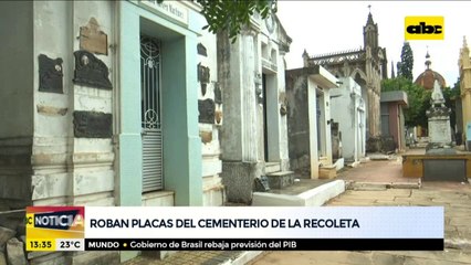 Roban placas del cementerio de la Recoleta
