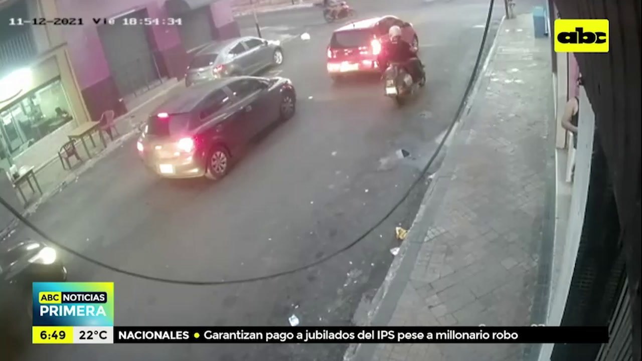 Detienen a dos motochorros con seis denuncias, son sindicados de varios asaltos en el microcentro