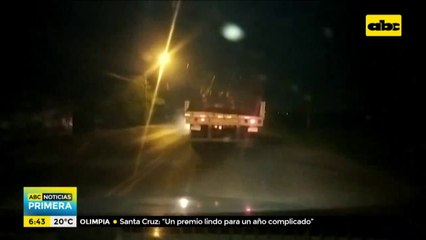 Abandonan camión con productos balanceados que serían de contrabando