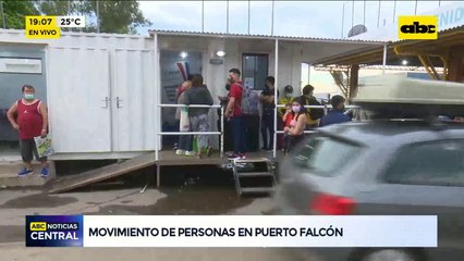 Mucho movimiento de personas en Puerto Falcón