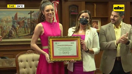 Óscar "Nenecho" Rodríguez condecora a la Virreina Universal