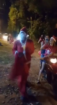 Niños felices reciben a Papá Noel en sus barrios