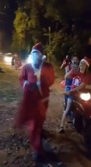 Niños felices reciben a "Papá Noel" en sus barrios