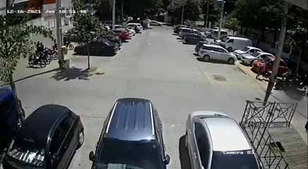 Así perdió control de su vehículo y chocó a cuatro autos