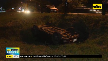 Aparatoso vuelvo de un vehículo en autopista de Luque