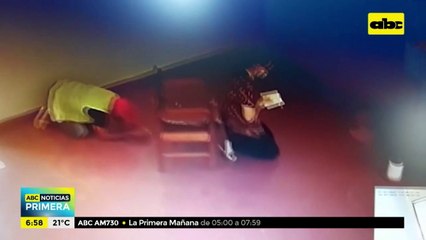 Hombre roban celular en una iglesia, actuó con mucho sigilo y hasta se santiguó