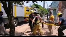 Bomberos rescatan a un obrero herido en un derrumbe