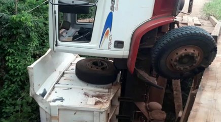 Un puente de madera colapsó tras el paso de un camión