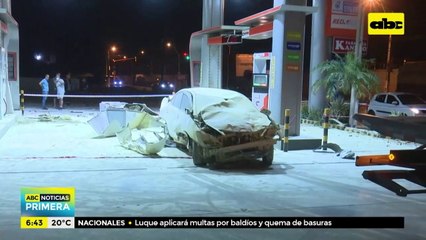 Automóvil Chocó Contra Estación De Servicios