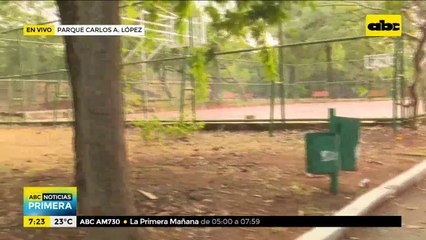 Varias personas aprovechan el buen clima en el parque Carlos A. López