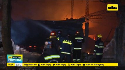 Antigua carpintería consumida por las llamas