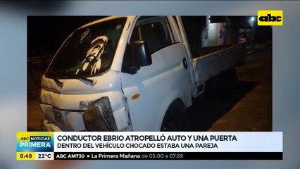 Conductor ebrio atropelló auto y una puerta