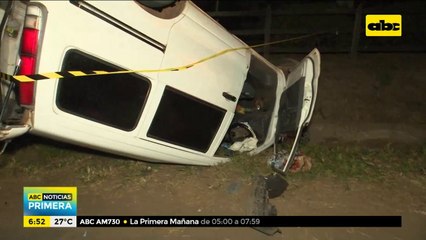 Aparatoso vuelco de furgoneta en Ypacaraí