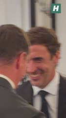 Así ha sido el abrazo entre Raúl gonzález Blanco y Fernando Torres en la gala de los Premios As del Deporte