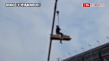 驚！工人坐吊車綁模板從4層樓垂降還扮牛仔馴馬 雇主要被罰了