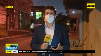 Rozó con motociclista, cayó al pavimento y lo arrolló un bus