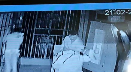 Delincuentes despojan un arma de guardia privado