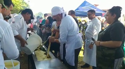A fuego lento cocinan la sopa paraguaya más larga del mundo
