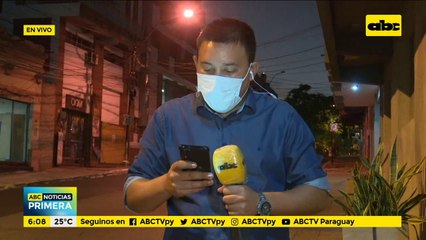 Hombre destroza vidrios de varios vehículos, vecinos de Sajonia atraparon a presunto ladrón