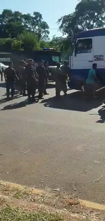 Roces entre camioneros y policías generan nerviosismo en Guayaybí
