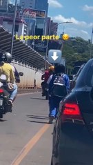 Niños estudiantes cruzan caminando el Puente de la Amistad