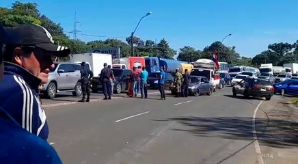 Camioneros y campesinos cierran ruta en Guayaybi