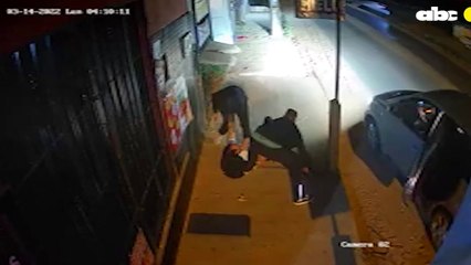 Dos De Los Maleantes Reducen A Golpes Al Guardia De Seguridad