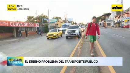 Usuarios del transporte público siguen sufriendo largas esperas