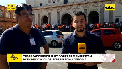 Camioneros de emblemas privados sitian la Catedral Metropolitana