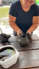 Los artesanos hacía demostración de su talento a los turistas.