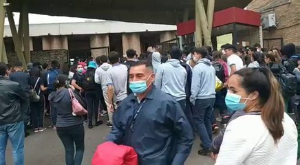 Los estudiantes se manifiestan frente a la sede de la Gobernación Central