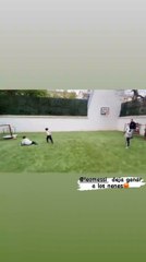 Messi jugando fútbol con sus tres hijos