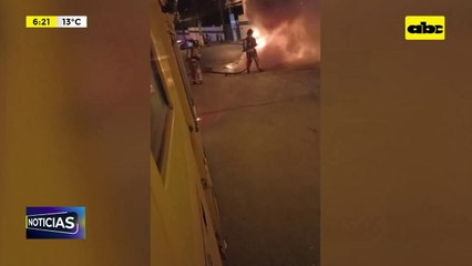 Video: Un vehículo se incendió en Villa Elisa