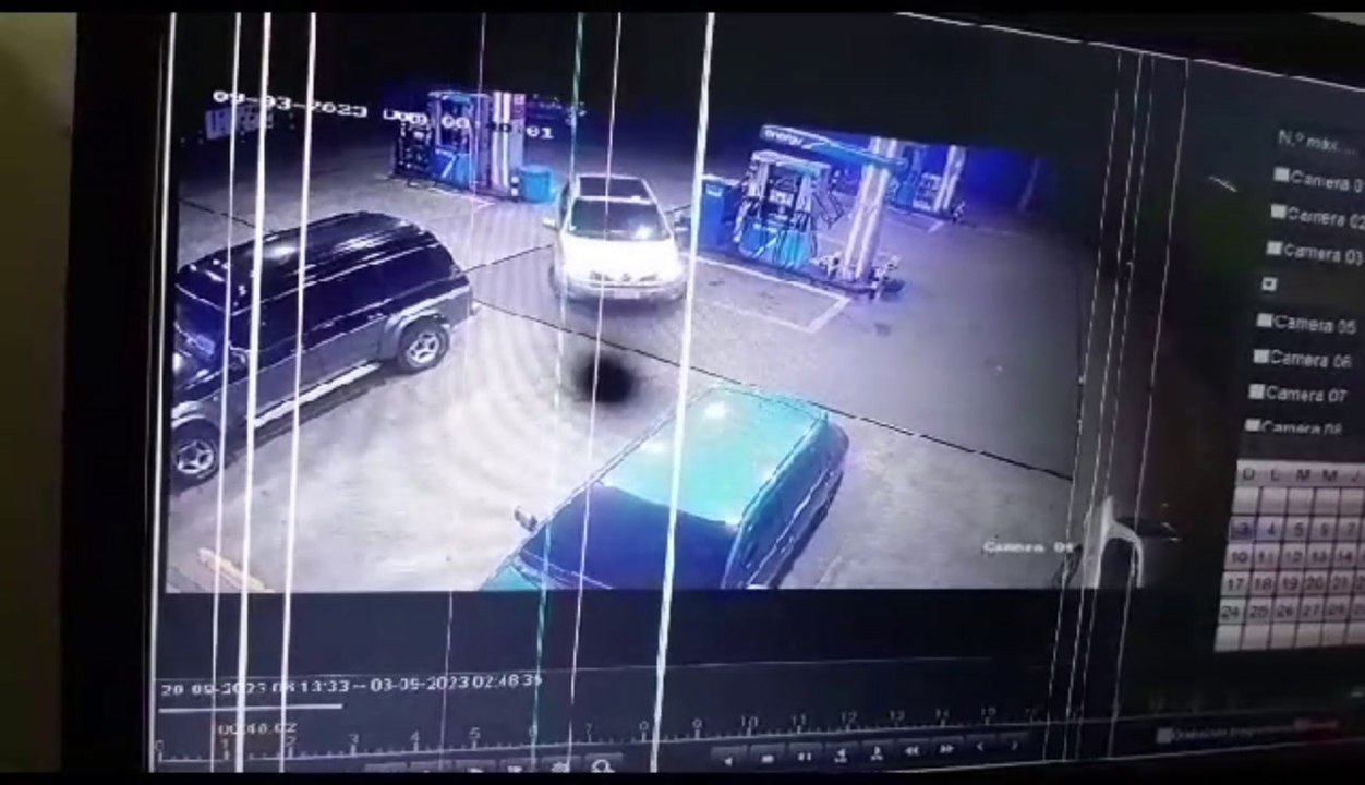 Rozó Un Auto Y Al Huir Chocó Contra Expendedora De Combustible