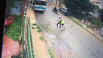 VIDEO: se peleó con dos motochorros, los desarmó y disparó contra uno