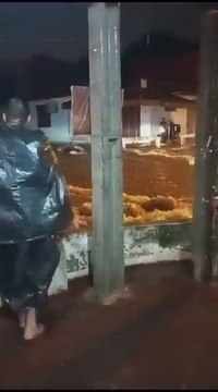 Raudales arrastraron a personas y motos durante temporal del jueves