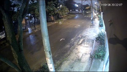 Dos jóvenes intentaron ingresar a un garage aparentemente para hurtar