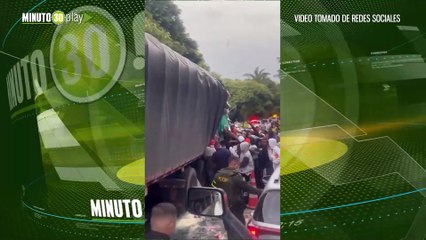 Fatal accidente en la vía Tuluá–Buga: el conductor murió y la comunidad saqueó la mercancía