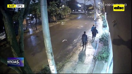 Video: Dos jóvenes intentaron entrar a un garaje