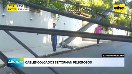 Columnas cayeron tras choque de vehículos, vecinos quedaron sin energía eléctrica