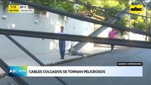 Columnas cayeron tras choque de vehículos, vecinos quedaron sin energía eléctrica
