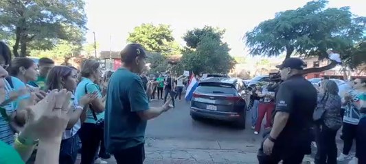 Con aplausos, padres agradecen a fiscala Gladys González