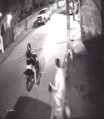 Así un hijo defendió a su madre de “motochorros”